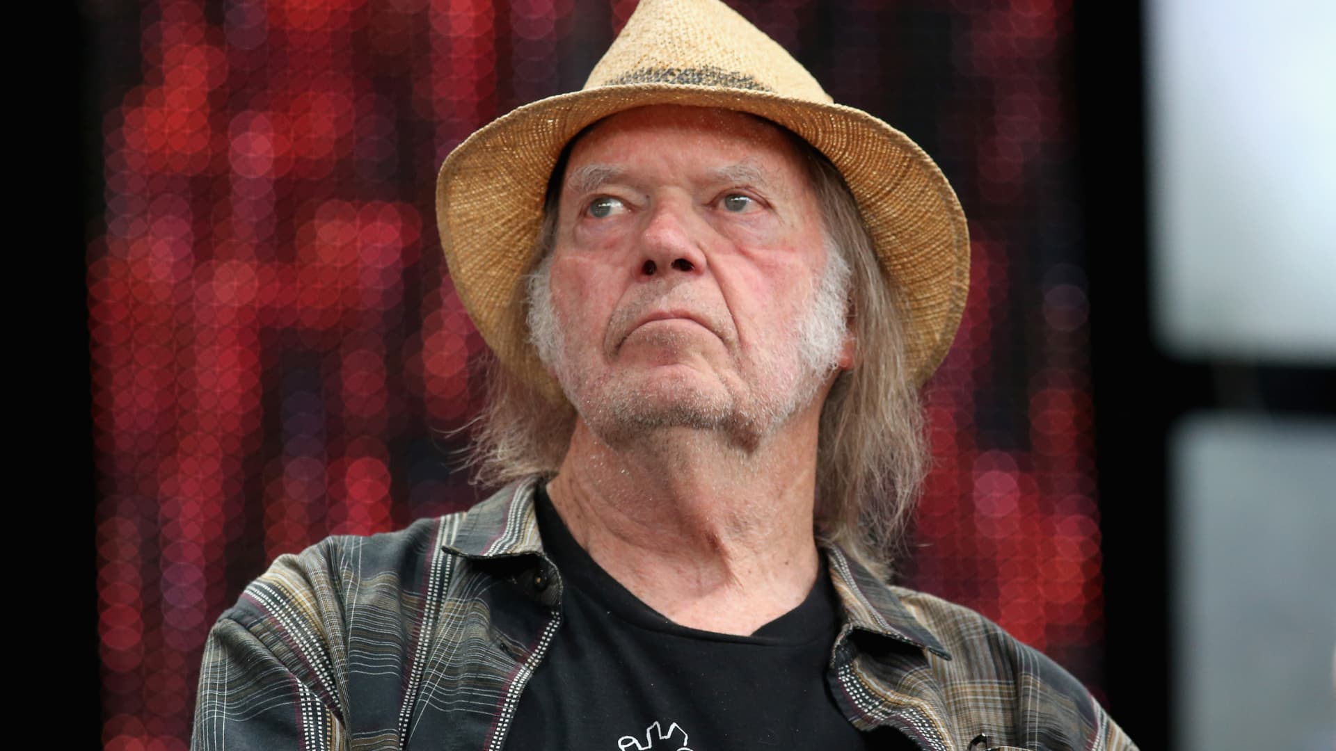 Neil Young announces return to Spotify after disinformation dispute