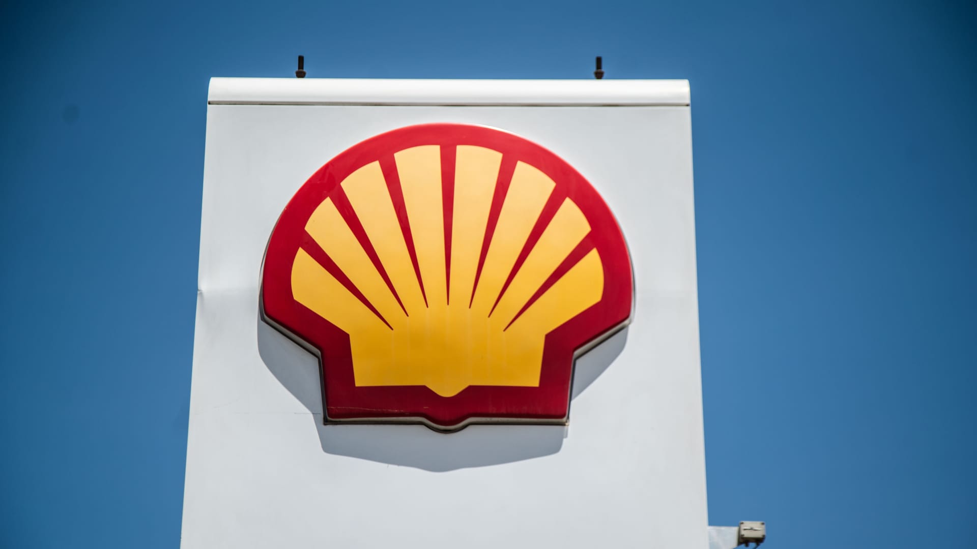 Oil giant Shell waters the down pace of its near-term emission cuts